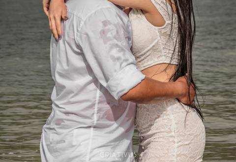 Inspiração e ideias criativas ensaio fotográfico pré casamento de casal na praia das conchas'