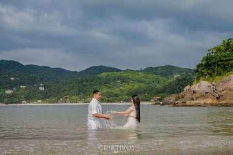 Inspiração e ideias criativas ensaio fotográfico pré casamento de casal na praia das conchas'