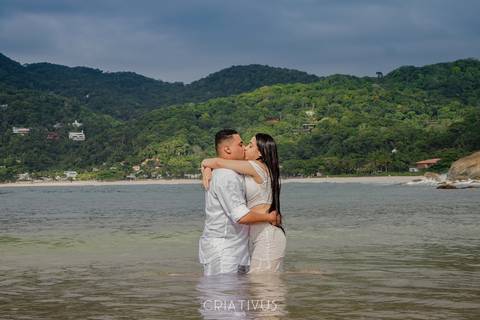 Inspiração e ideias criativas ensaio fotográfico pré casamento de casal na praia das conchas'