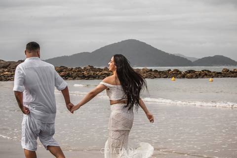 Inspiração e ideias criativas ensaio fotográfico pré casamento de casal na praia das conchas'