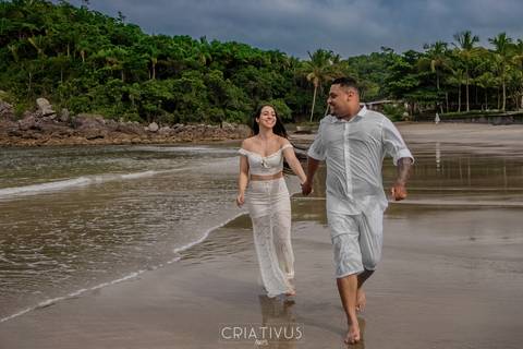 Inspiração e ideias criativas ensaio fotográfico pré casamento de casal na praia das conchas'