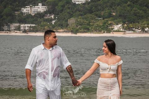 Inspiração e ideias criativas ensaio fotográfico pré casamento de casal na praia das conchas'