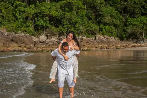 Inspiração e ideias criativas ensaio fotográfico pré casamento de casal na praia das conchas'