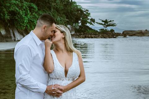 Inspiração e ideias criativas ensaio fotográfico pré casamento de casal na Praia do Iporanga'