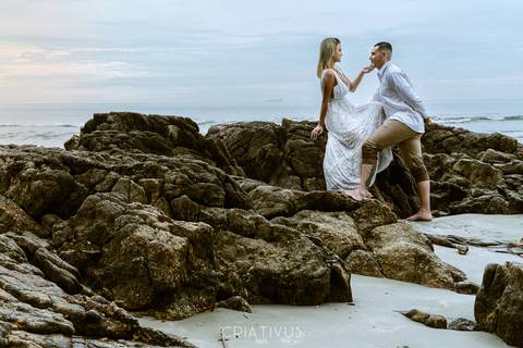 Inspiração e ideias criativas ensaio fotográfico pré casamento de casal na Praia do Iporanga'
