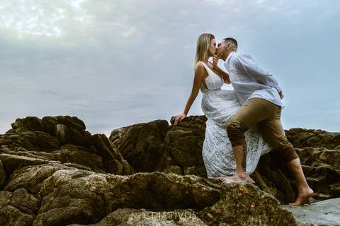 Inspiração e ideias criativas ensaio fotográfico pré casamento de casal na Praia do Iporanga'