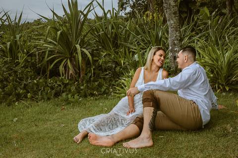 Inspiração e ideias criativas ensaio fotográfico pré casamento de casal na Praia do Iporanga'