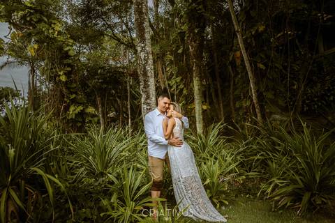 Inspiração e ideias criativas ensaio fotográfico pré casamento de casal na Praia do Iporanga'