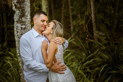 Inspiração e ideias criativas ensaio fotográfico pré casamento de casal na Praia do Iporanga'
