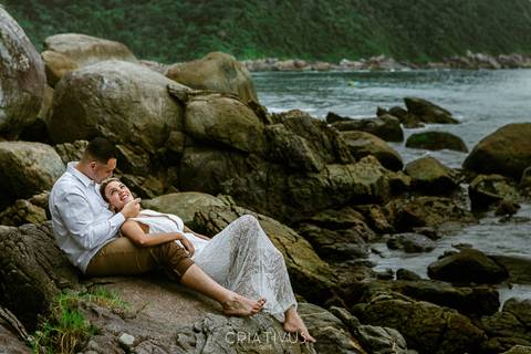 Inspiração e ideias criativas ensaio fotográfico pré casamento de casal na Praia do Iporanga'