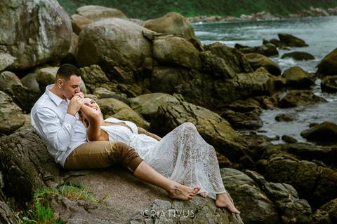 Inspiração e ideias criativas ensaio fotográfico pré casamento de casal na Praia do Iporanga'