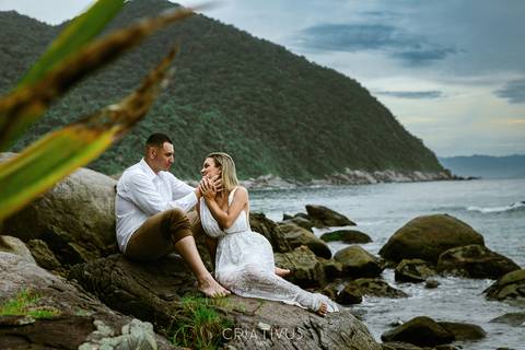 Inspiração e ideias criativas ensaio fotográfico pré casamento de casal na Praia do Iporanga'