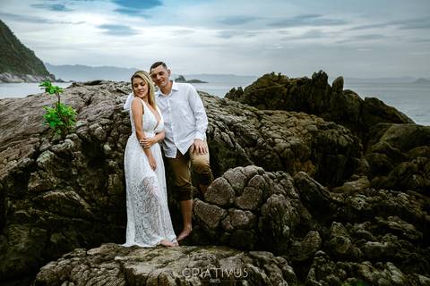 Inspiração e ideias criativas ensaio fotográfico pré casamento de casal na Praia do Iporanga'
