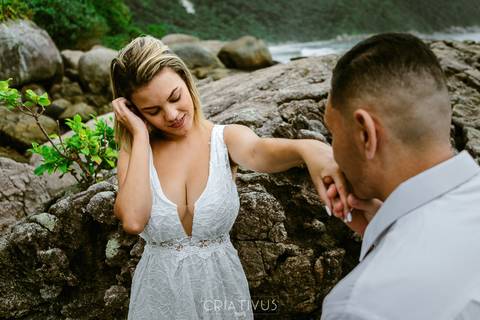 Inspiração e ideias criativas ensaio fotográfico pré casamento de casal na Praia do Iporanga'