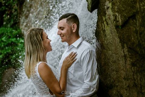 Inspiração e ideias criativas ensaio fotográfico pré casamento de casal na Praia do Iporanga'