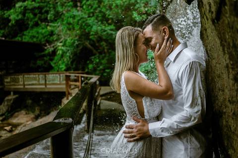 Inspiração e ideias criativas ensaio fotográfico pré casamento de casal na Praia do Iporanga'
