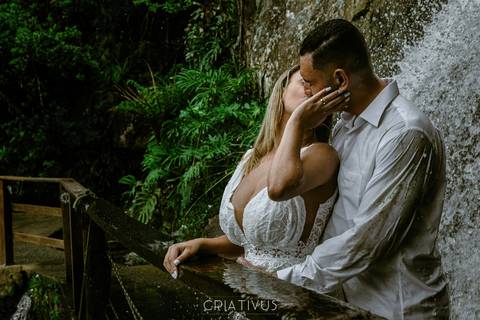 Inspiração e ideias criativas ensaio fotográfico pré casamento de casal na Praia do Iporanga'