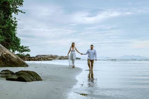 Inspiração e ideias criativas ensaio fotográfico pré casamento de casal na Praia do Iporanga'