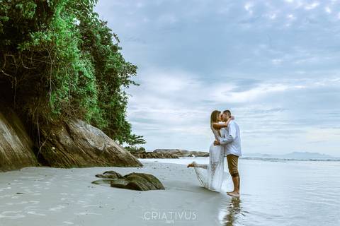 Inspiração e ideias criativas ensaio fotográfico pré casamento de casal na Praia do Iporanga'