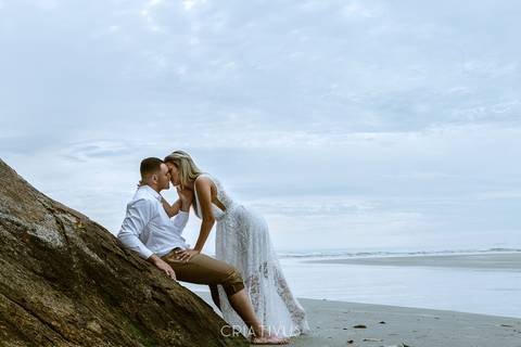 Inspiração e ideias criativas ensaio fotográfico pré casamento de casal na Praia do Iporanga'