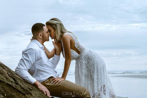 Inspiração e ideias criativas ensaio fotográfico pré casamento de casal na Praia do Iporanga'