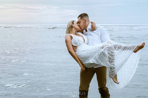 Inspiração e ideias criativas ensaio fotográfico pré casamento de casal na Praia do Iporanga'