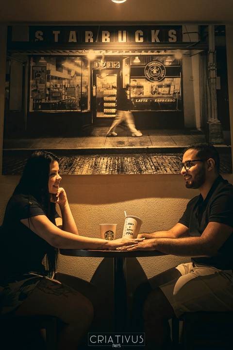 Inspiração e ideias criativas ensaio fotográfico pré casamento de casal no Starbucks'