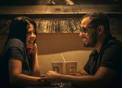Inspiração e ideias criativas ensaio fotográfico pré casamento de casal no Starbucks'
