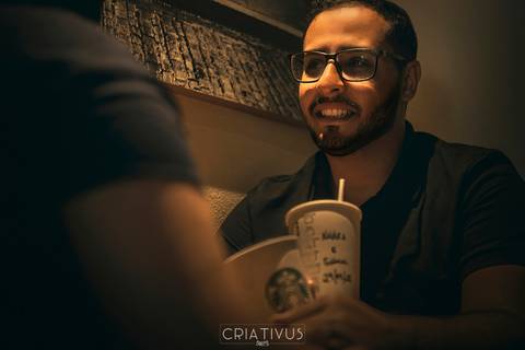 Inspiração e ideias criativas ensaio fotográfico pré casamento de casal no Starbucks'