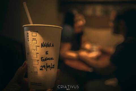 Inspiração e ideias criativas ensaio fotográfico pré casamento de casal no Starbucks'