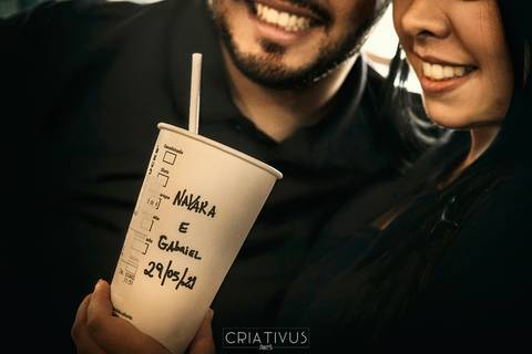 Inspiração e ideias criativas ensaio fotográfico pré casamento de casal no Starbucks'