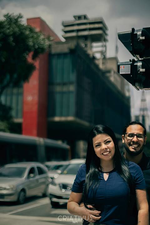 Inspiração e ideias criativas ensaio fotográfico pré casamento de casal na Av. Paulista'