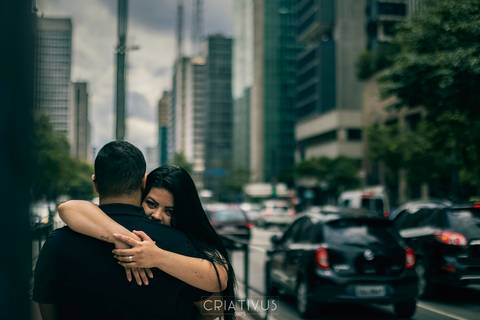 Inspiração e ideias criativas ensaio fotográfico pré casamento de casal na Av. Paulista'