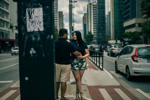 Inspiração e ideias criativas ensaio fotográfico pré casamento de casal na Av. Paulista'