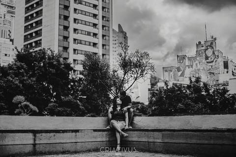 Inspiração e ideias criativas ensaio fotográfico pré casamento de casal na Av. Paulista'