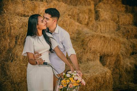 Inspiração e ideias criativas ensaio fotográfico pré casamento de casal Holambra cidade das flores SP'
