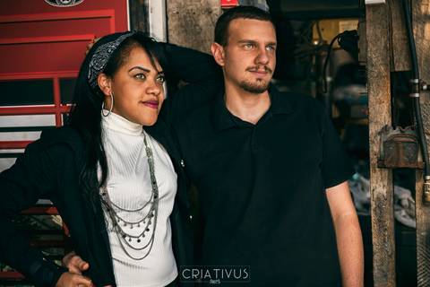 Inspiração e ideias criativas ensaio fotográfico pré casamento de casal Mecânica Green Auto Center'