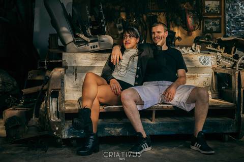 Inspiração e ideias criativas ensaio fotográfico pré casamento de casal Mecânica Green Auto Center'