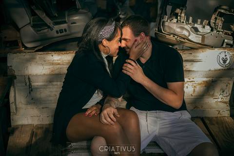 Inspiração e ideias criativas ensaio fotográfico pré casamento de casal Mecânica Green Auto Center'