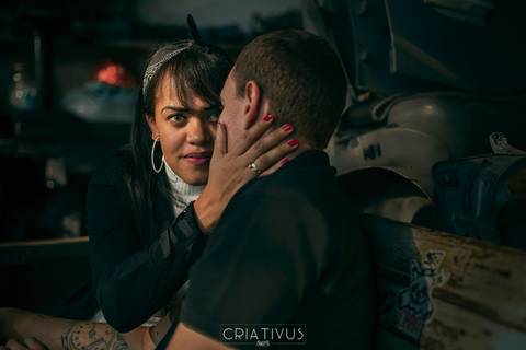 Inspiração e ideias criativas ensaio fotográfico pré casamento de casal Mecânica Green Auto Center'