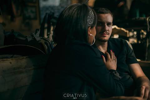 Inspiração e ideias criativas ensaio fotográfico pré casamento de casal Mecânica Green Auto Center'