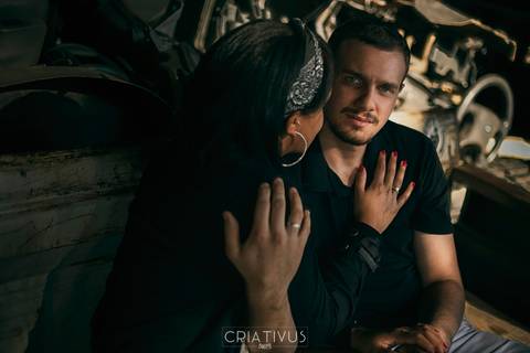 Inspiração e ideias criativas ensaio fotográfico pré casamento de casal Mecânica Green Auto Center'