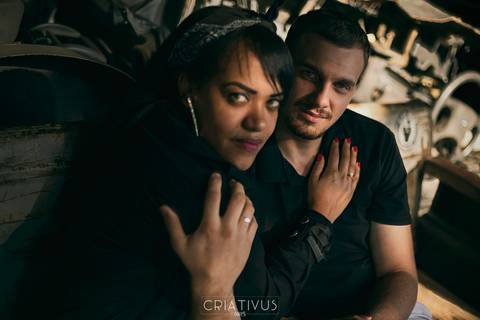 Inspiração e ideias criativas ensaio fotográfico pré casamento de casal Mecânica Green Auto Center'