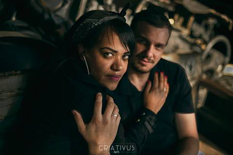 Inspiração e ideias criativas ensaio fotográfico pré casamento de casal Mecânica Green Auto Center'