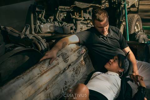 Inspiração e ideias criativas ensaio fotográfico pré casamento de casal Mecânica Green Auto Center'