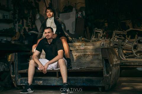 Inspiração e ideias criativas ensaio fotográfico pré casamento de casal Mecânica Green Auto Center'