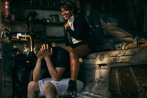 Inspiração e ideias criativas ensaio fotográfico pré casamento de casal Mecânica Green Auto Center'