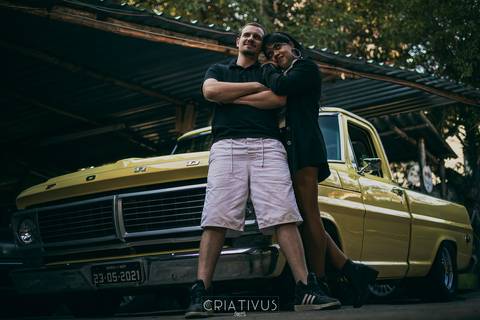 Inspiração e ideias criativas ensaio fotográfico pré casamento de casal Mecânica Green Auto Center'