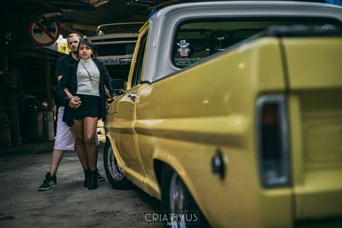 Inspiração e ideias criativas ensaio fotográfico pré casamento de casal Mecânica Green Auto Center'