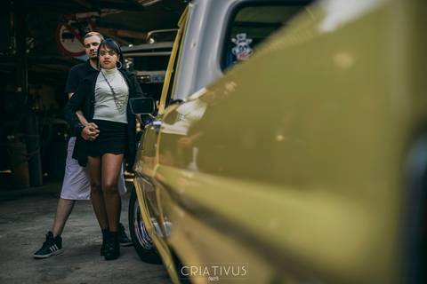 Inspiração e ideias criativas ensaio fotográfico pré casamento de casal Mecânica Green Auto Center'
